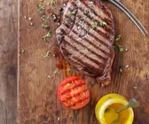 Gegrilltes Steak mit Tomate