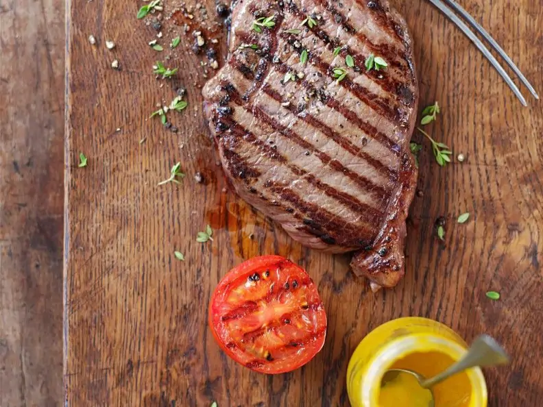 Gegrilltes Steak mit Tomate