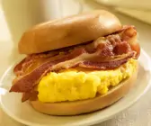 Frühstücks-Bagel mit Speck und Ei