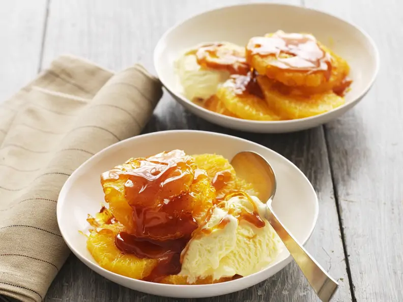 Vanilleeis mit Orangenkompott und Whiskeykaramell