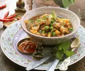 Blumenkohlcurry mit Mango und Erbsen