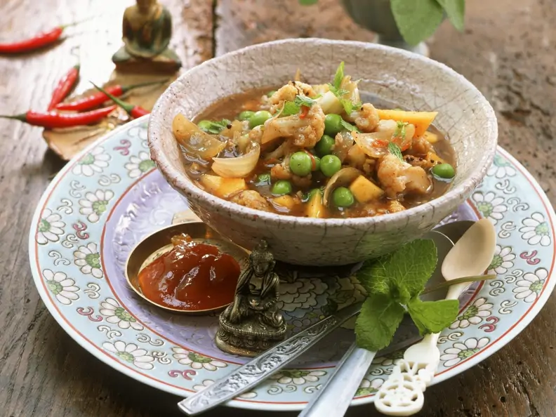Blumenkohlcurry mit Mango und Erbsen