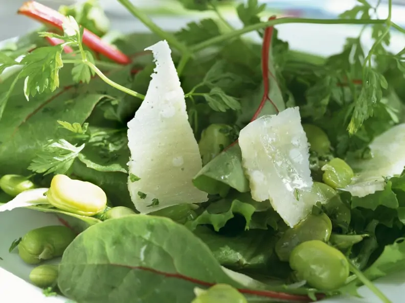 Mangoldsalat mit grünen Bohnen und Schafskäse (Pecorino)