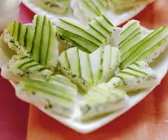 Herz-Häppchen aus Weißbrot, Frischkäse und Gurke