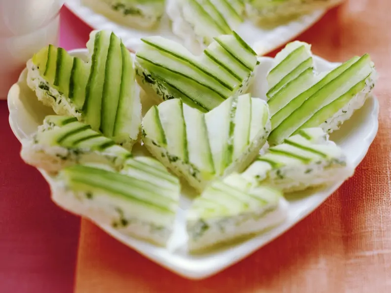 Herz-Häppchen aus Weißbrot, Frischkäse und Gurke