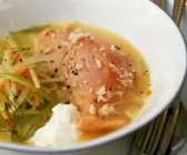 Lachs in Weißweinsud mit Julienne