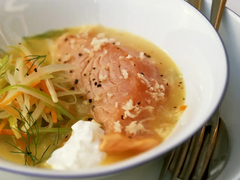 Lachs in Weißweinsud mit Julienne