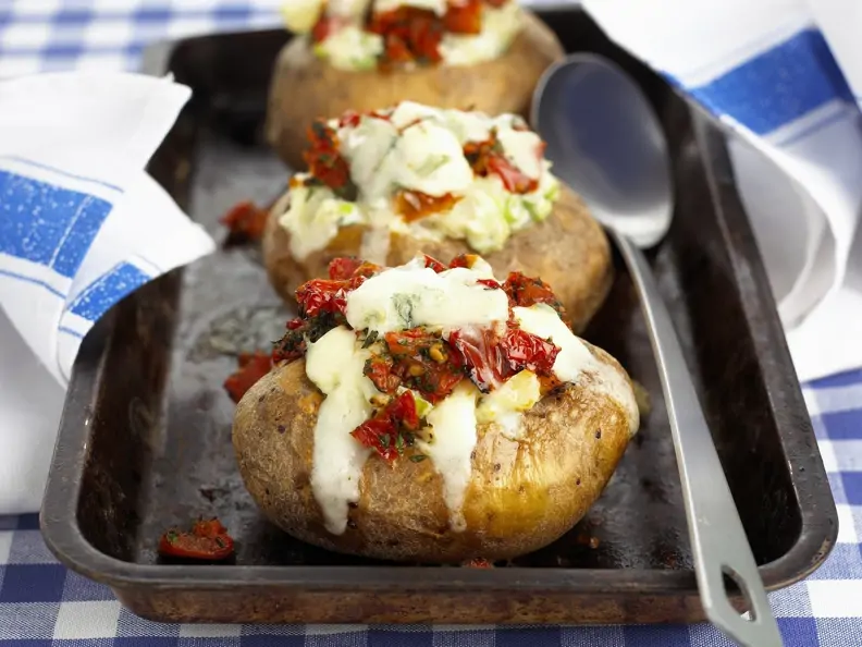 Ofenkartoffel mit Käse und Tomaten gefüllt