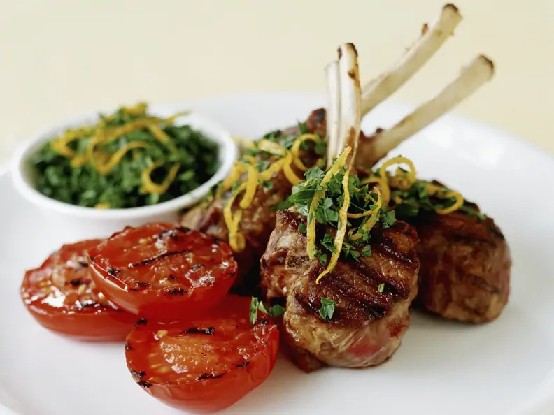 Lammkoteletts mit Tomaten