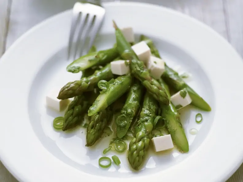 Grüner Spargelsalat mit Tofu