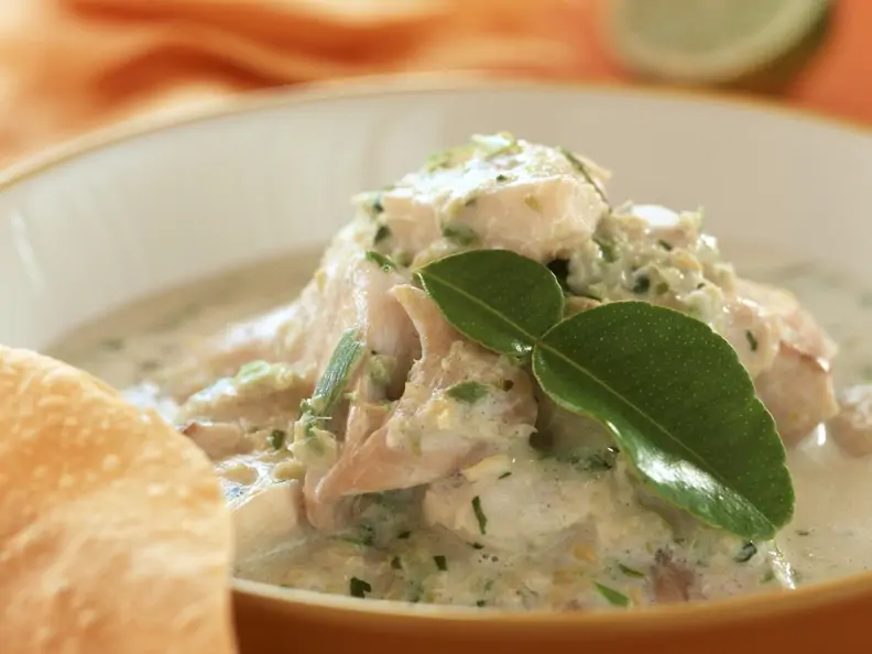 Grünes Kokoscurry mit Fisch