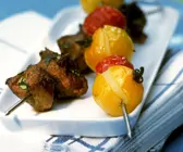 Grillspieße mit Fleisch und Cherrytomaten
