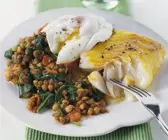 Schellfisch mit verlorenem Ei und Spinat-Linsen