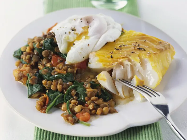 Schellfisch mit verlorenem Ei und Spinat-Linsen