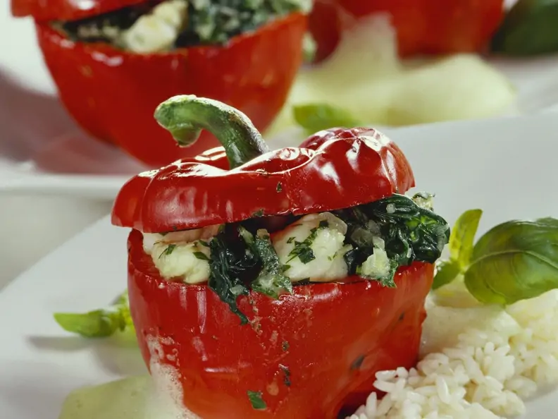 Paprikaschoten mit Seeteufel-Spinat-Füllung und Reis