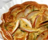 Lauchquiche mit Hähnchen, Apfel und Cheddar