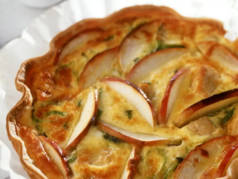 Lauchquiche mit Hähnchen, Apfel und Cheddar