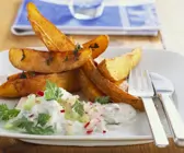 Country potatoes mit Radieschen-Kerbel-Dip