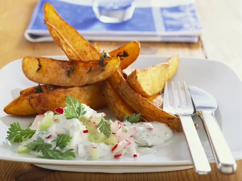 Country potatoes mit Radieschen-Kerbel-Dip