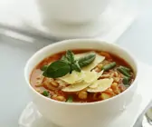 Tomaten-Gemüsesuppe mit Parmesan