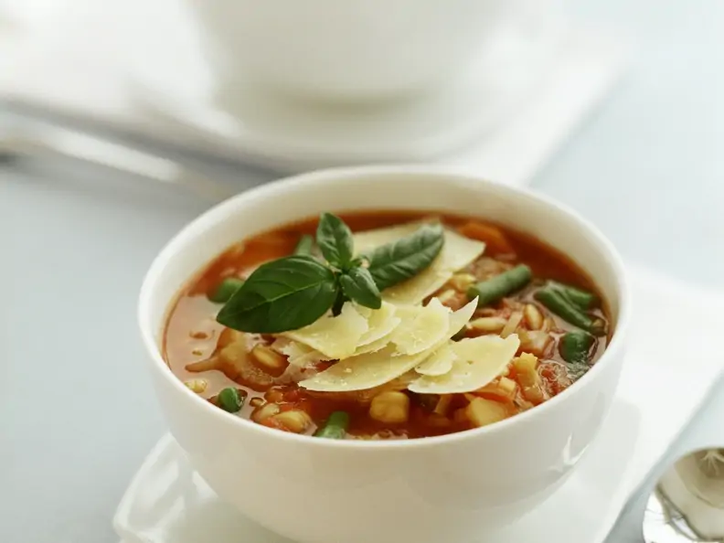 Tomaten-Gemüsesuppe mit Parmesan