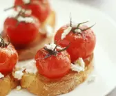 Crostini mit Kirschtomaten und Ziegenkäse