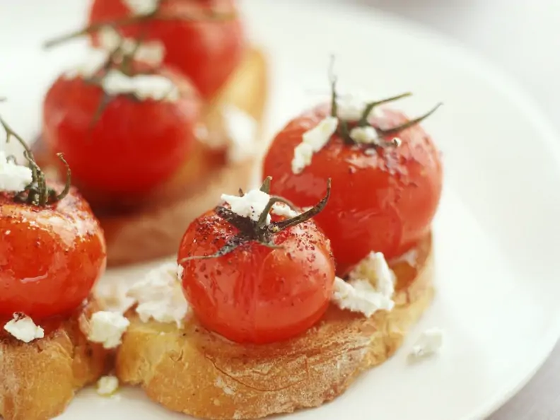 Crostini mit Kirschtomaten und Ziegenkäse