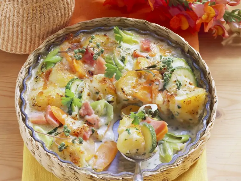 Kartoffel-Gemüse-Gratin mit Schinken