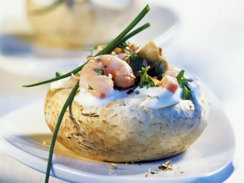 Champignons mit Krabbenfüllung