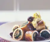 Calamari mit Oliven-Spinat-Füllung, in Ringe geschnitten