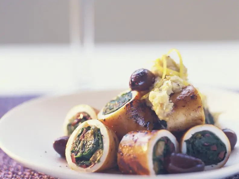 Calamari mit Oliven-Spinat-Füllung, in Ringe geschnitten