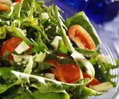 Grüner Salat mit Käse und Tomaten