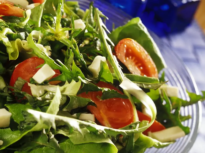 Grüner Salat mit Käse und Tomaten