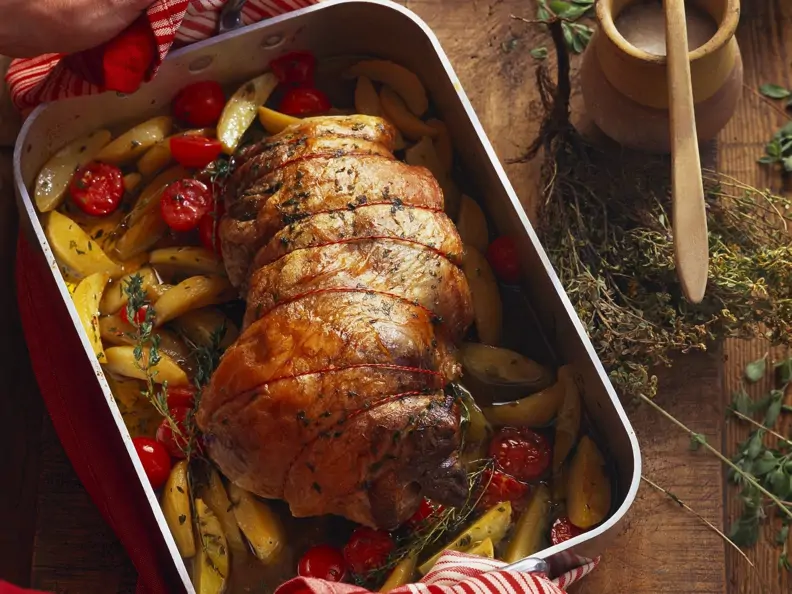 Lammbraten mit Pistou, Tomaten und Kartoffeln