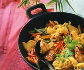 Paprika-Hähnchenpfanne mit Nudeln und süßer Chilisoße