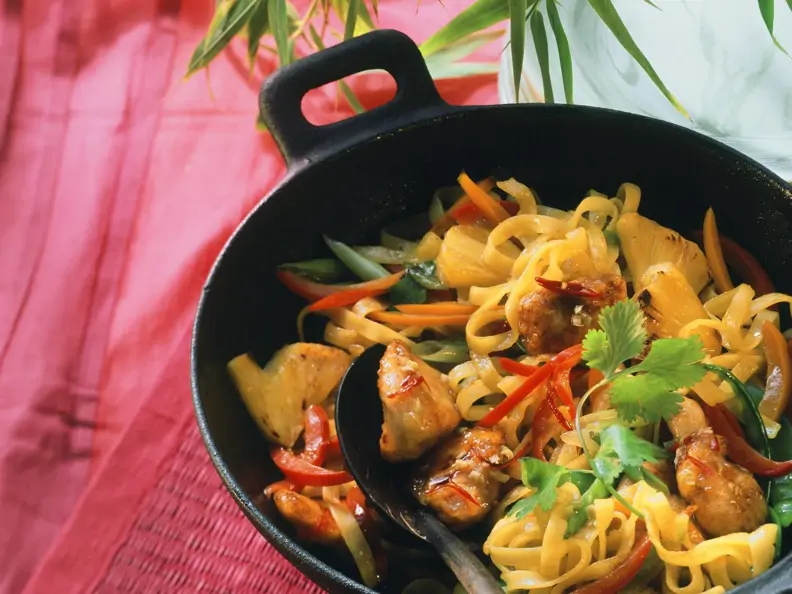 Paprika-Hähnchenpfanne mit Nudeln und süßer Chilisoße