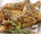 Gegrilltes Hähnchen mit Knoblauch und Kräutern