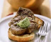Gegrillte Nackensteaks mit Senf-Bier-Marinade
