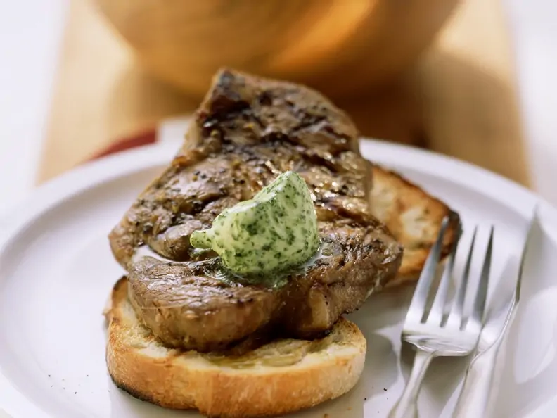 Gegrillte Nackensteaks mit Senf-Bier-Marinade