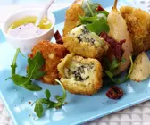 Panierte Roquefortklößchen mit Rucola und Birnen