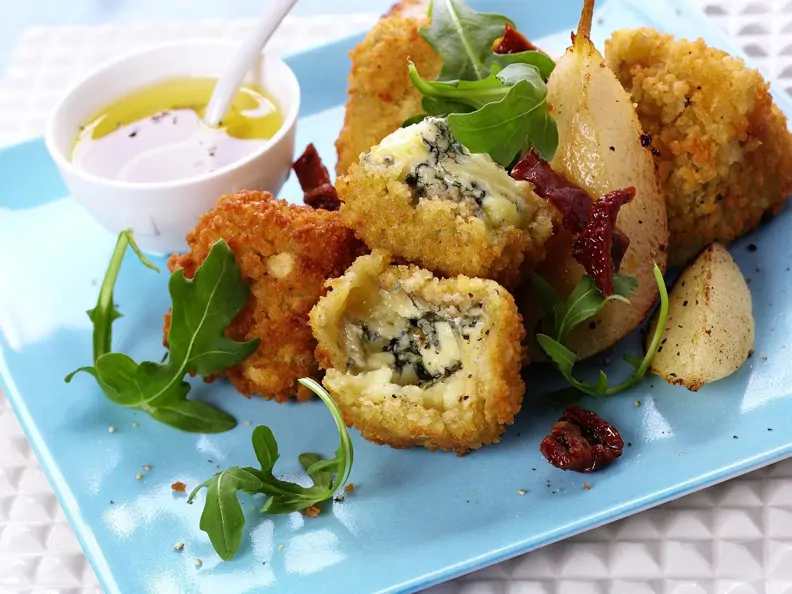 Panierte Roquefortklößchen mit Rucola und Birnen