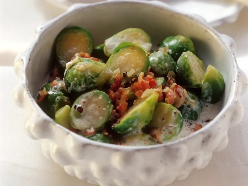 Rosenkohl mit Speck, Sahne und Wacholder
