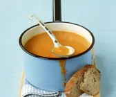 Kürbiscremesuppe mit Kartoffeln und Kardamom