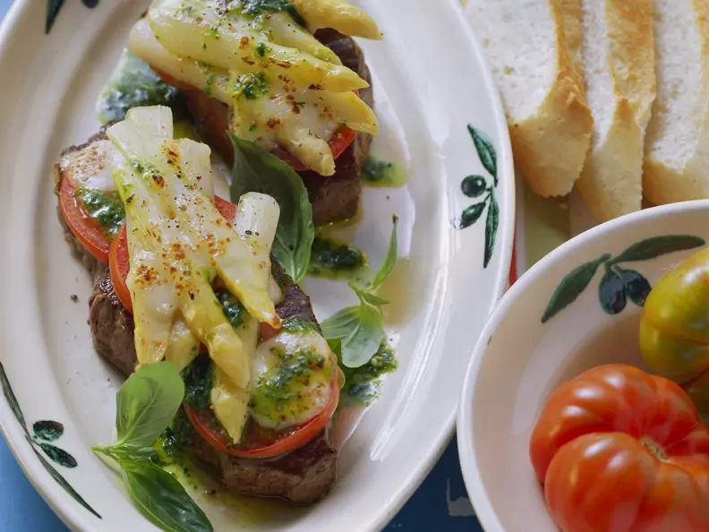 Steaks mit Spargelhaube