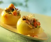 Meeresfrüchtesalat in der Zwiebel
