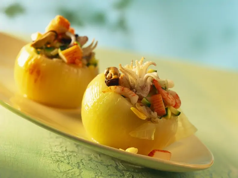 Meeresfrüchtesalat in der Zwiebel