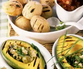 Avocados vom Grill mit Kartoffeln in Salzkruste und Olivensalat