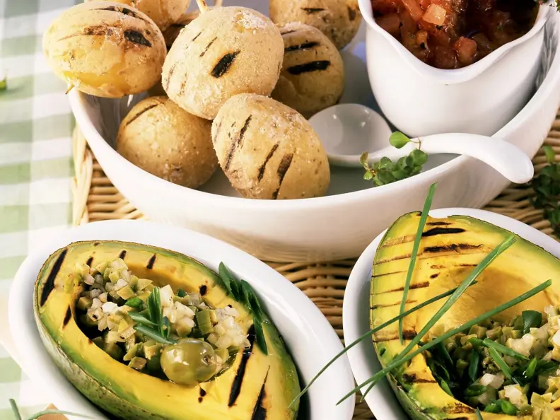 Avocados vom Grill mit Kartoffeln in Salzkruste und Olivensalat
