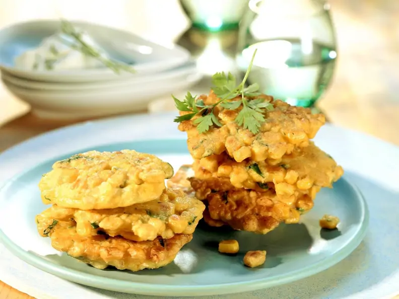 Maispuffer mit Kräuterquark