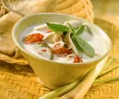 Hähnchensuppe mit Zitronengras und Pilzen auf Thai-Art